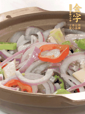 砂鍋底鋪上香菜，放上料頭，再放上焯過(guò)水的鮑魚殼。