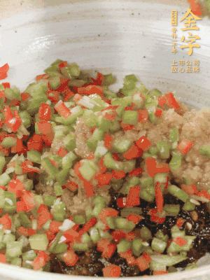 XO醬、蒜蓉醬、青紅椒粒攪拌成醬料。