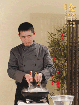 整只土雞冷水下鍋，加蔥姜、料酒焯水，撈出后用溫水清洗干凈。