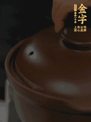 雞、火腿、姜片一起放入砂鍋中，大火轉(zhuǎn)小火燉2小時(shí)。
