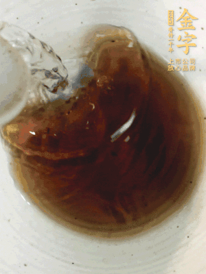 黃酒中加清水、蒸魚豉油、白砂糖混合均勻。