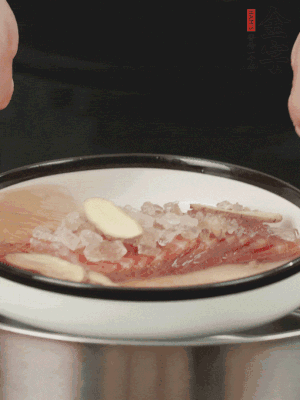 置于盤中，加冰糖100g、黃酒100g、水200g，上鍋蒸20分鐘。