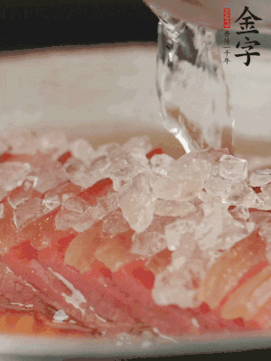依舊放上冰糖100g、黃酒100g、水200g，鍋中再蒸15分鐘。