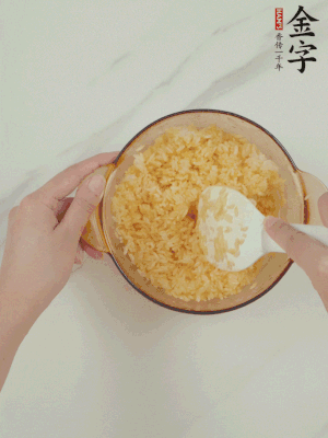 隔夜剩米飯加蛋黃攪拌均勻。