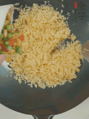 下豌豆粒、胡蘿卜粒、玉米粒。（買現(xiàn)成冷凍的雜菜即可，非常方便）
