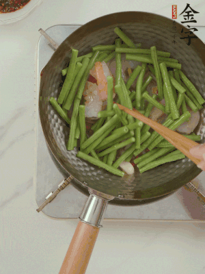 下掰好的缸豆段翻炒，略燜煮。