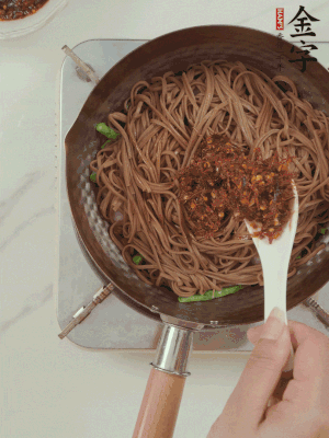 下蕎麥面，淋上少許醬油，加2勺金字火腿大師醬略翻炒即可。