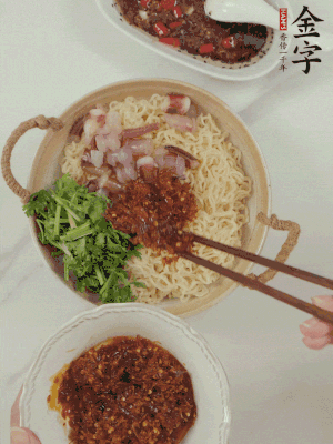 在面上鋪魷魚、香菜、金字火腿大師醬。