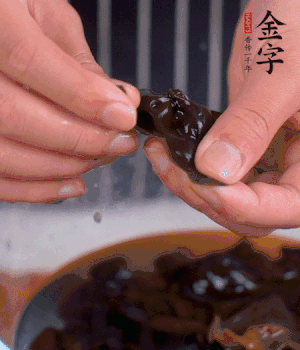 木耳冷水泡發(fā)，處理成小塊。（如果是小木耳就不用切了）