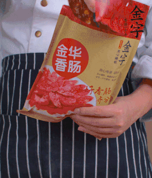 香腸切成斜片，小米辣切成斜片。