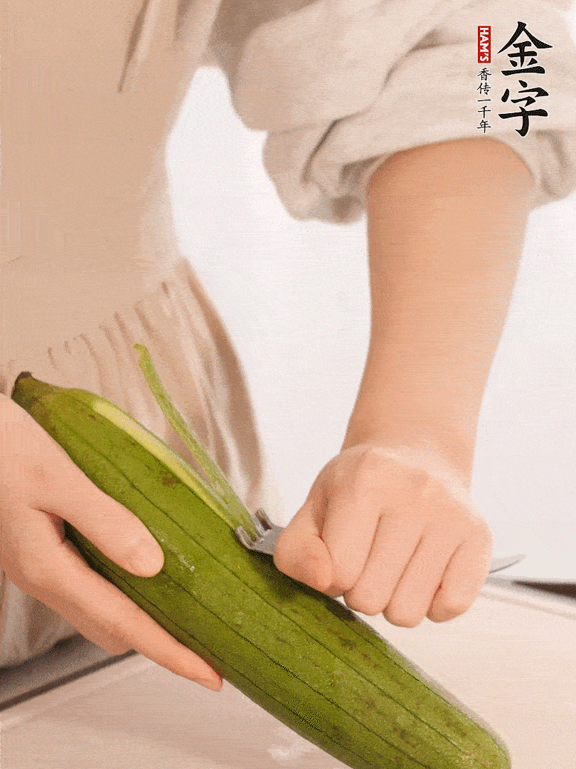 絲瓜去皮切滾刀塊用鹽殺一下水分洗凈。
