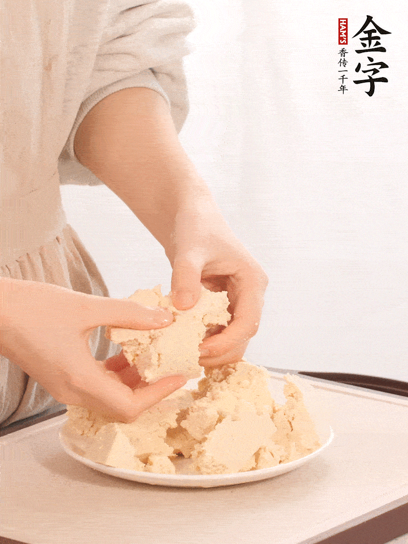 老豆腐用手掰成塊。