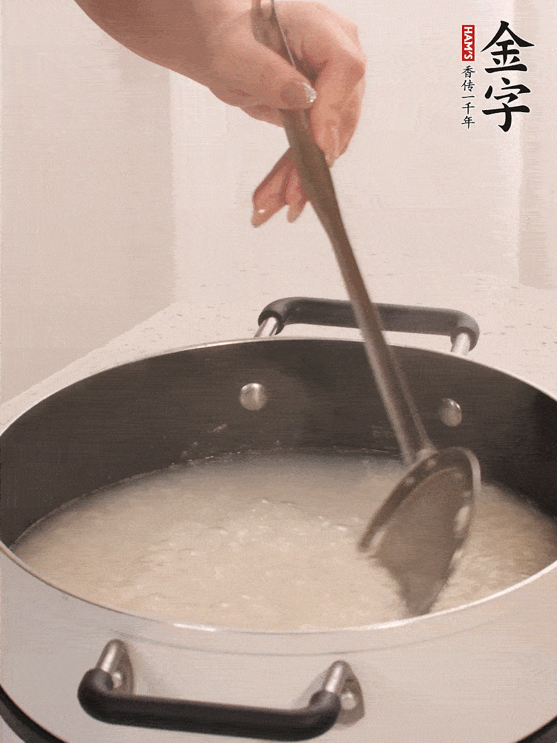 香菇、土豆、胡蘿卜、金字土香腸切小塊。
