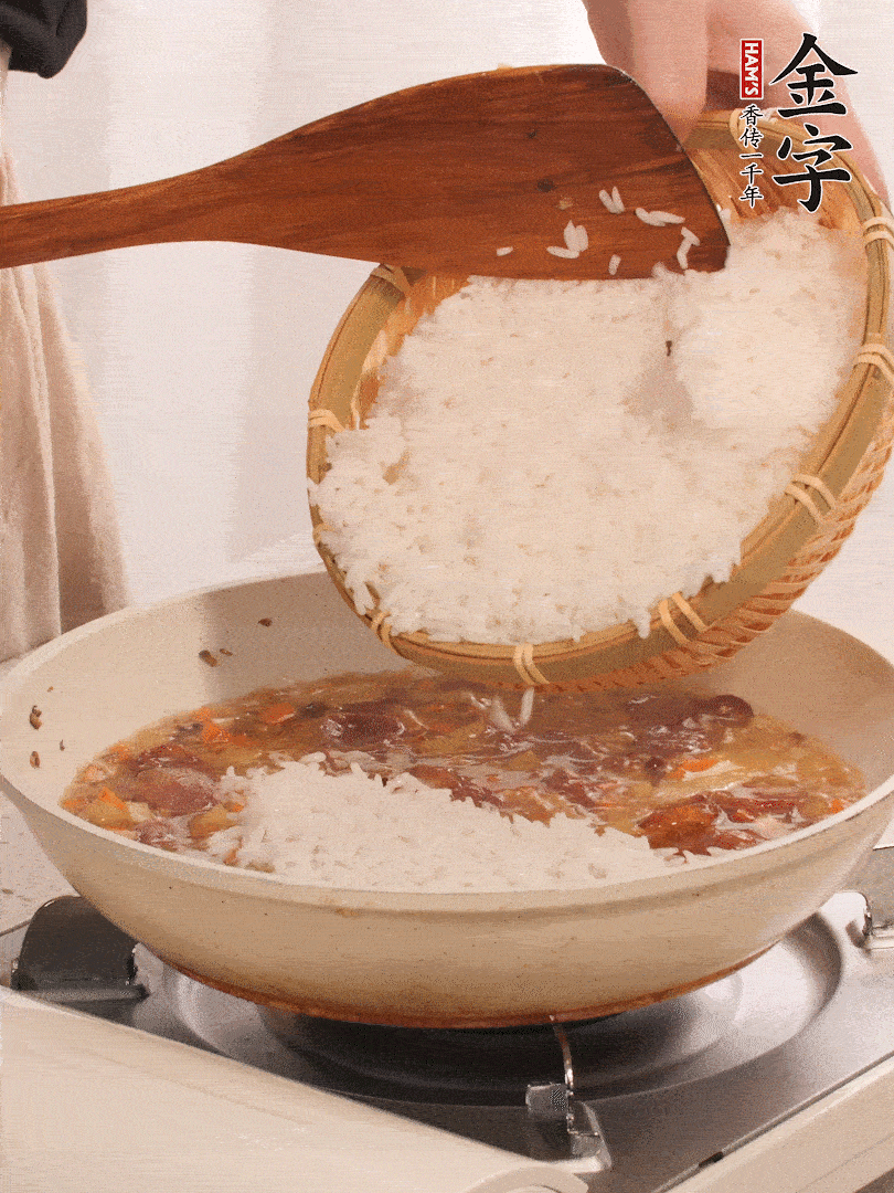 熱鍋燒油，香腸煸出油，加姜片去腥，加土豆、胡蘿卜、香菇翻炒到半熟，隨后加豆角、2小勺鹽、1大勺生抽，煸炒均勻。