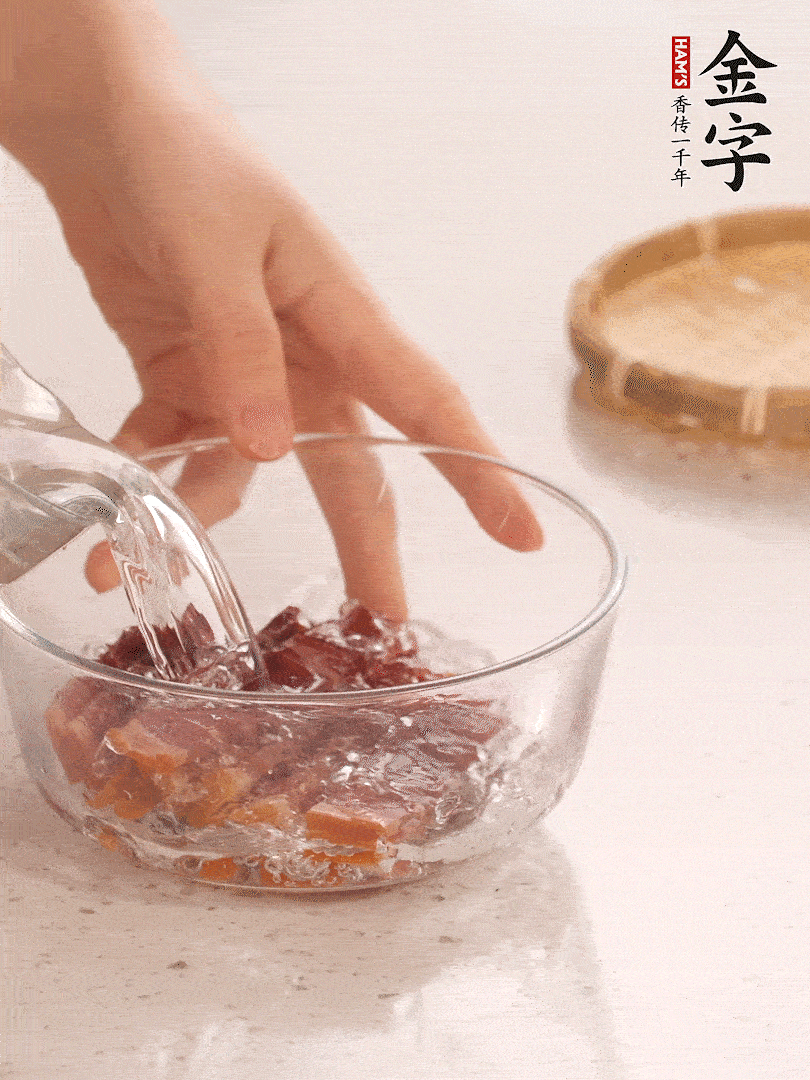 金字火腿切片，溫水泡5分鐘。