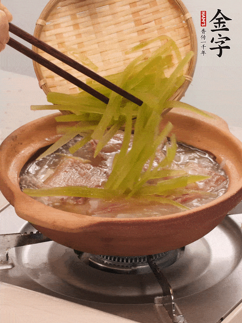 放入白蘿卜絲繼續(xù)炒軟炒至透明狀。