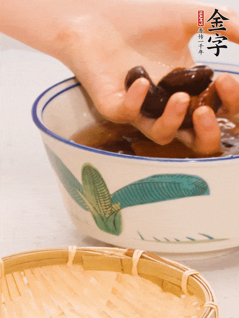 干香菇提前泡發(fā)切片，泡香菇水留著備用。
