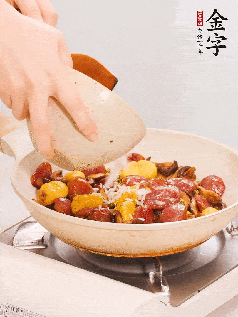 把米淘洗干凈，放入切好的香菇、板栗、毛豆。