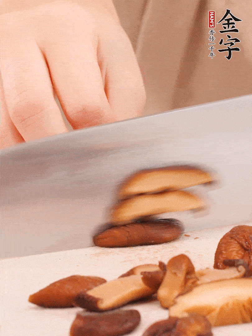 干香菇泡發(fā)，切成小塊。
