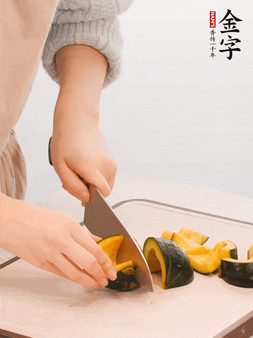 貝貝南瓜切小塊，生姜切成姜絲。