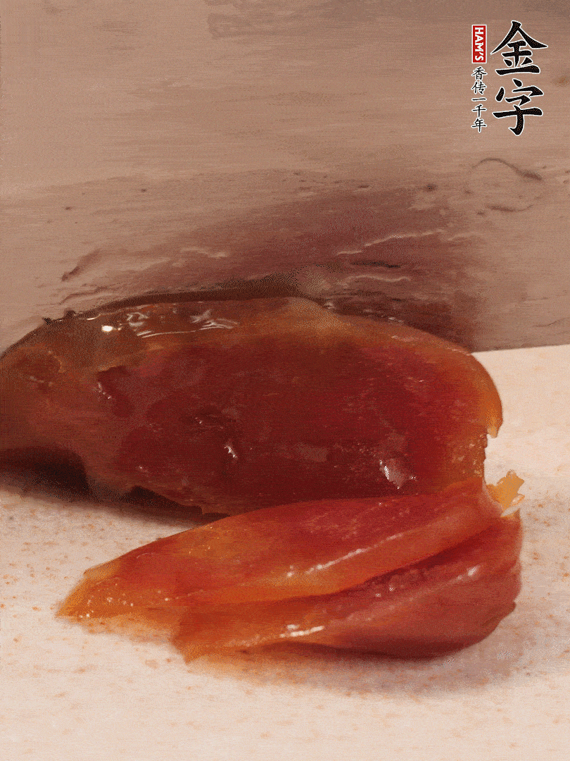 臘腸煮熟后，切薄片