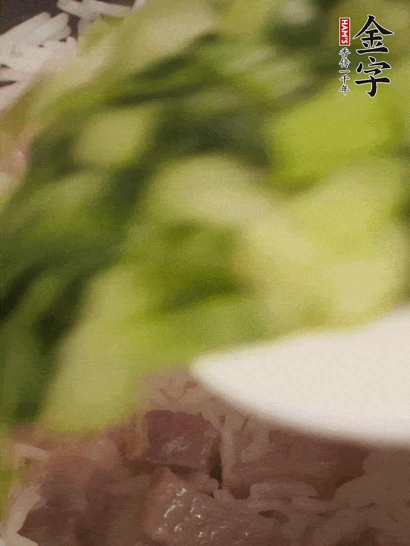 將燜煮好的米飯，倒入炒熟的蔬菜中，翻炒均勻鍆繼續(xù)燜煮5分鐘
