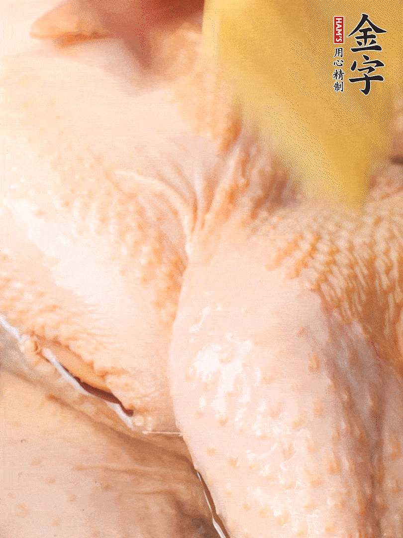 老母雞去頭去尾，斬去雞爪。冷水入鍋，加料酒、蔥姜焯水，煮出浮沫后撈出，用清水洗凈