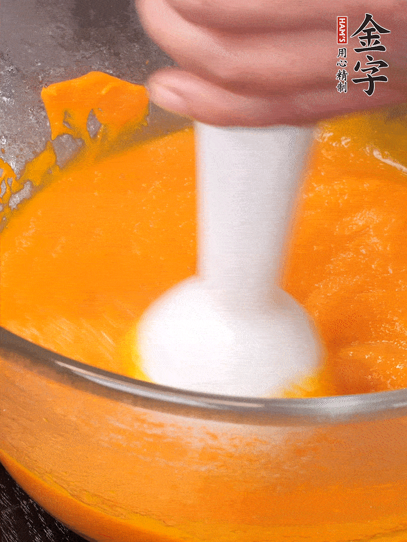 300g南瓜，去皮去瓤切滾刀塊，大火蒸8分鐘，料理機(jī)打成泥，篩網(wǎng)過篩成泥