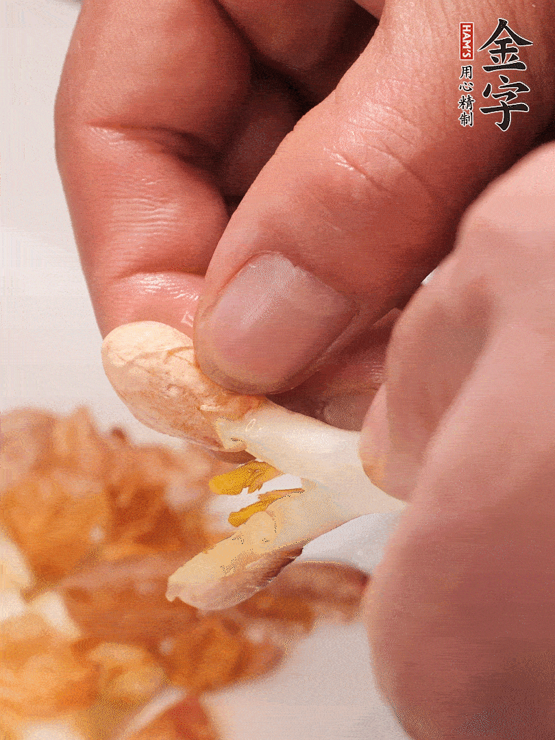 花生芽切段。開水焯水1分鐘，去掉頂部的花生皮