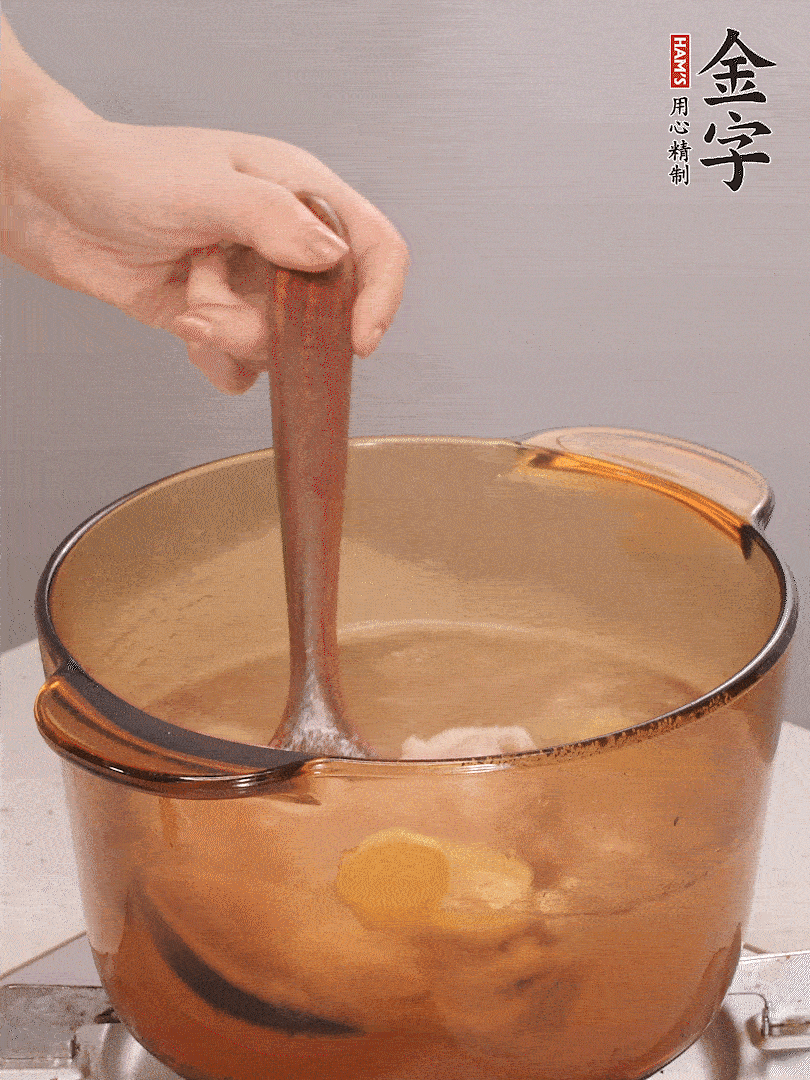 鴨腿冷水下鍋，加姜片、料酒焯水