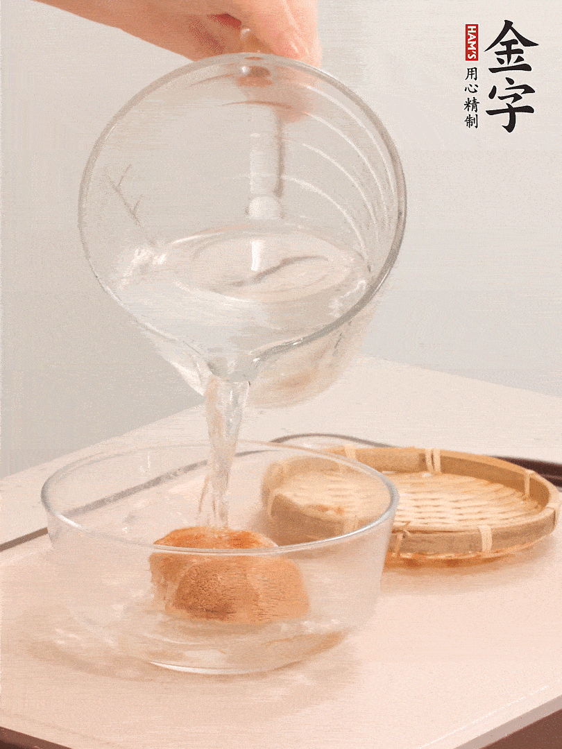 猴頭菇至少泡發(fā)半小時，將浸泡后的黃水?dāng)D干；