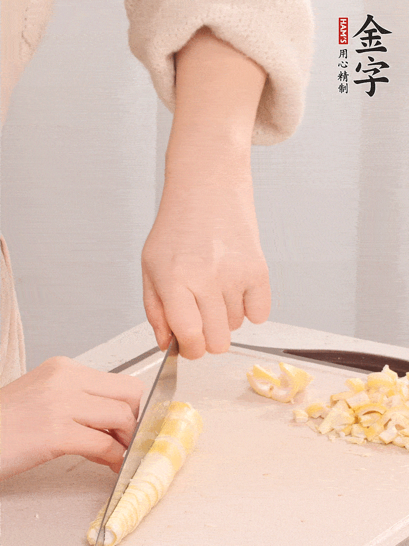 春筍去皮切小塊，焯水2分鐘左右