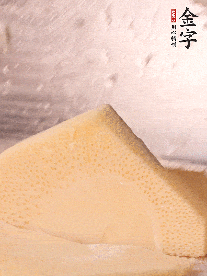 冬筍處理干凈，切滾刀塊，開水焯燙去除澀味