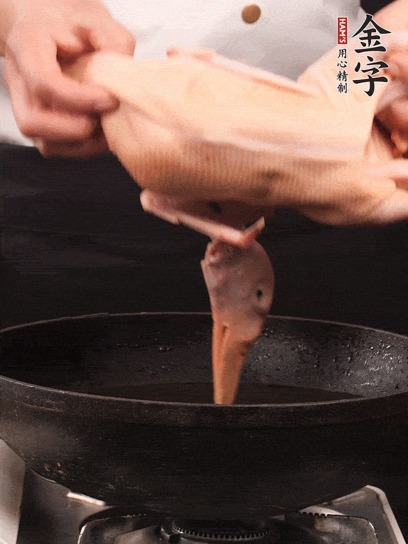 處理干凈的老鴨1只，黃酒小半碗，姜幾片，一起放入冷水，煮沸焯水3分鐘，去除血沫