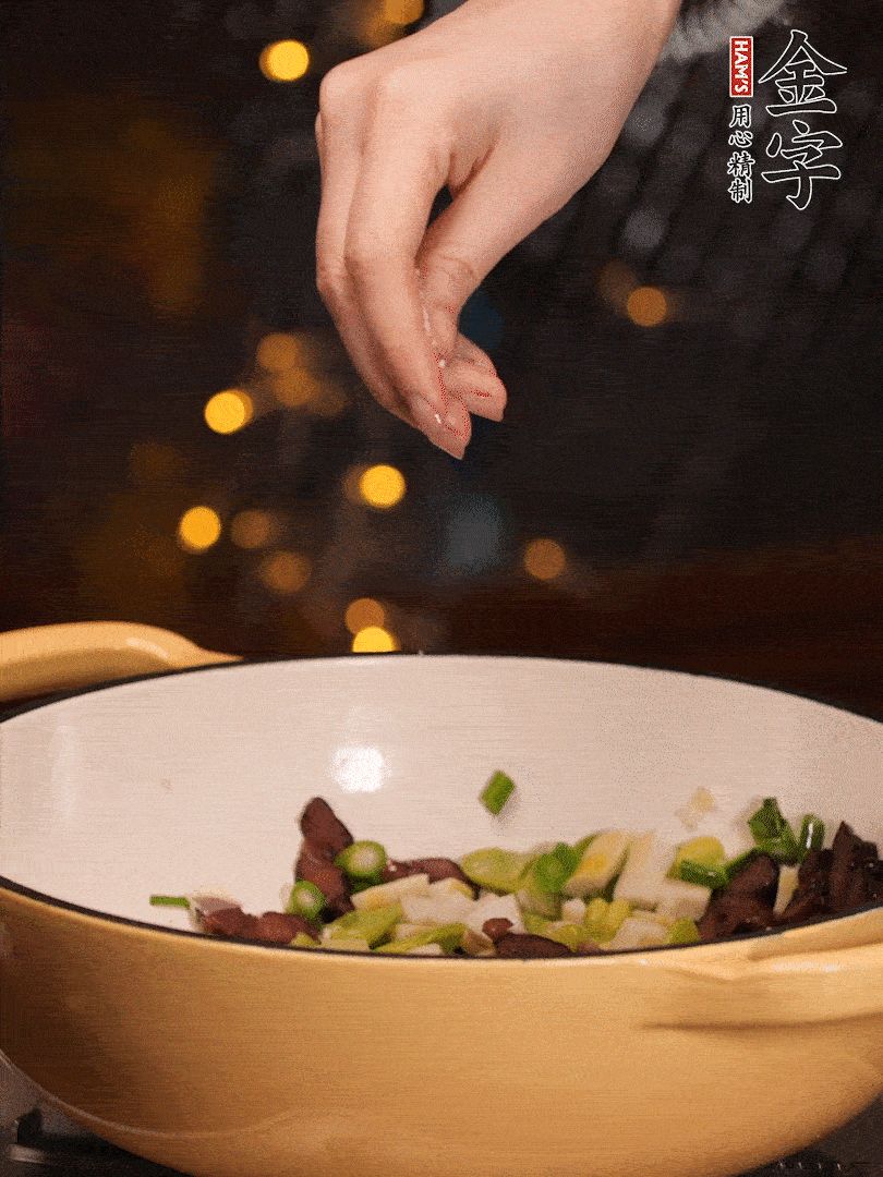 可以加點點水，再加菜苔，加點鹽、味精調(diào)味