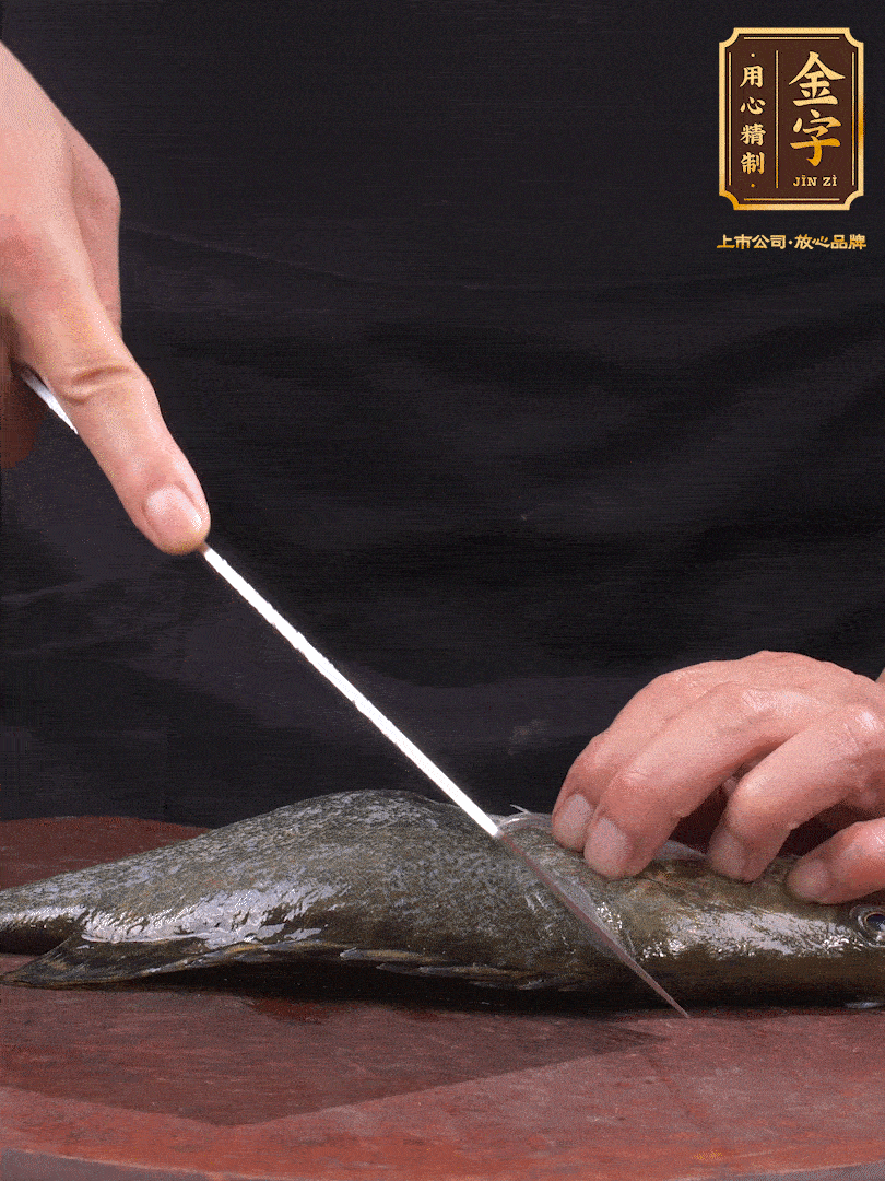 處理桂魚。收拾好的桂魚在兩側(cè)開花刀