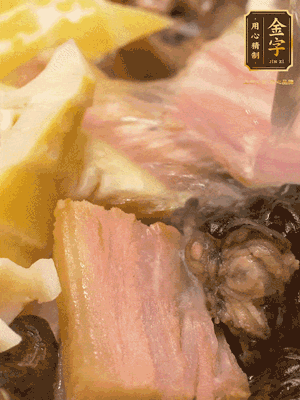 倒入滾燙的熱水，燉煮20分鐘，湯濃汁白