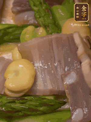倒入熱水，燉煮10分鐘