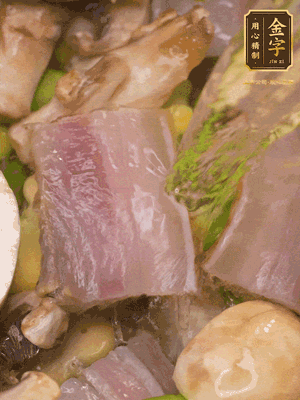 開蓋，放入河蝦繼續(xù)燜煮5分鐘