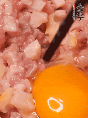 豬肉末、咸肉丁，分次加蔥姜水，一勺糖、一丟白胡椒，春筍丁，打入一個雞蛋
