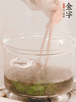 香椿焯水，變色后撈出，切成小段
