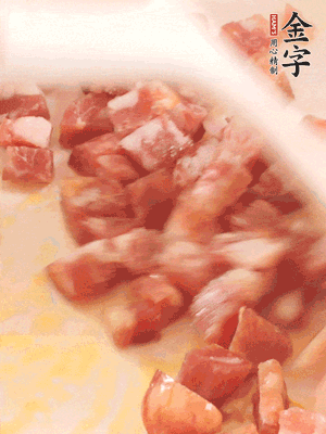 香腸炒出油脂，加入蠶豆煸炒