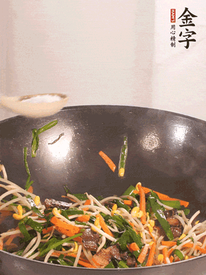 炒合菜：金字醬油肉、綠豆芽、韭菜