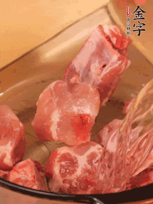 排骨冷水下鍋，加料酒、姜片，煮開綽水