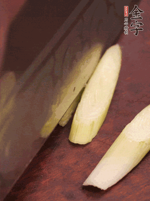蒜白切小段，辣椒斜切圈
