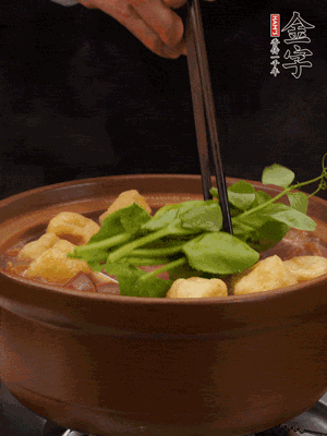 加筒骨煲的經(jīng)典配菜：金字土香腸、油豆腐、千張蓋上蓋子燜一會(huì)兒，耐心等候10分鐘。