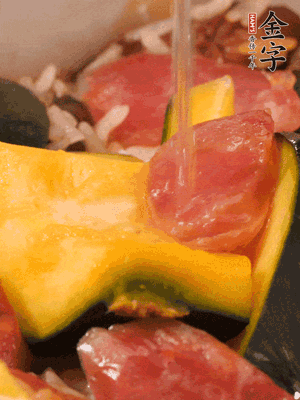 倒入溫開(kāi)水，水量高出米面一個(gè)指節(jié)。
