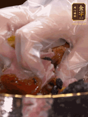 排骨洗凈后（蠔油、生抽、老抽、鹽、糖、淀粉、豆豉、蒜蓉、姜絲）腌制30分鐘