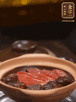 鋪上臘腸和排骨，鍋邊淋一圈油，小火煲10分鐘