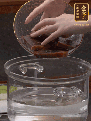 火腿蹄片冷水下鍋，水沸騰后煮5分鐘焯水